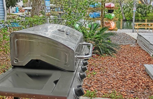 Weeki Wachee Gardens House | Teal Turtle, Swim Mat, Kayaks, Fire Pit! PET FRIENDLY - Weeki Wachee River!