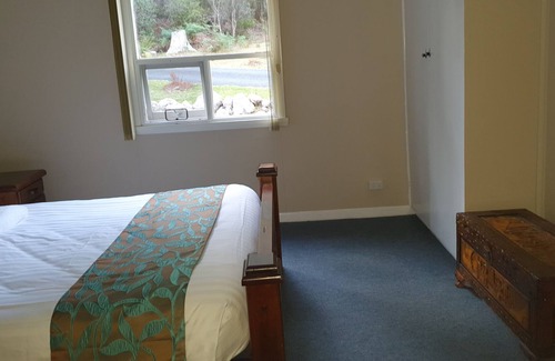 Claude Road Bed & Breakfast | Teapot 2 Bedroom Cottage
