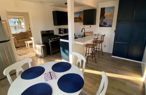 Encanto House | 'Ted' 2-bedroom cozy house in central location! 10 minutes to Balboa!