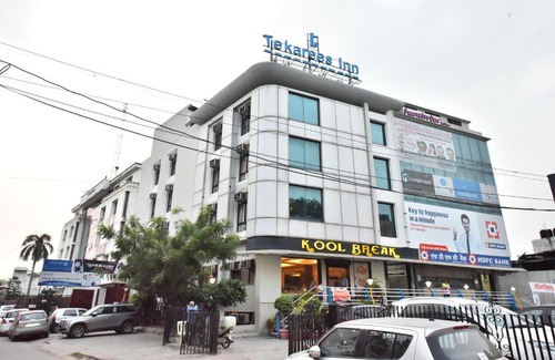 Hazratganj Hotel | Tekareesinn