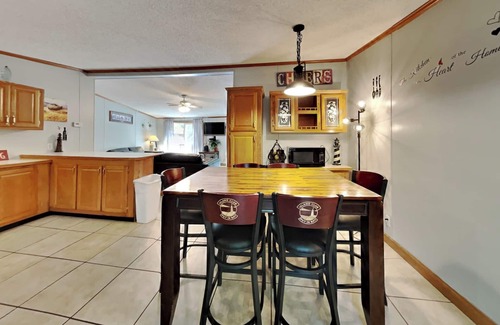 Put-in-Bay House | Ten People Can Enjoy this Big Cottage at the Island Club - 3 BR, 2 BA - IC81