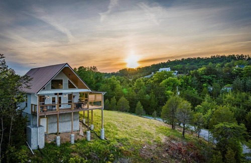 Sevierville Cabin | Tennessee Whiskey Cabin- Lake and Mtn Views, Covered Deck, Game Room, Pool Table, BBQ, Pets