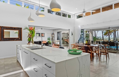 Oak Beach House | Tenterfield on Oak is the serene tropical beachfront retreat you have been searching for!