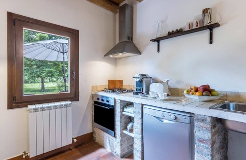 Taglio di Po House | 'Tenuta Ca' Zen - Cottage Casetta' with Shared Pool, Wi-Fi and Air Conditioning