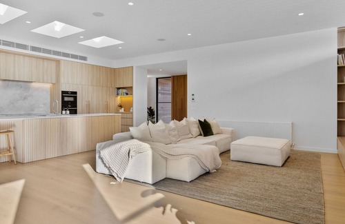 Somers House | Terra House Beautiful spacious home next to the beach