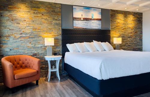 Escanaba Hotel | Terrace Bay Hotel - Lakefront