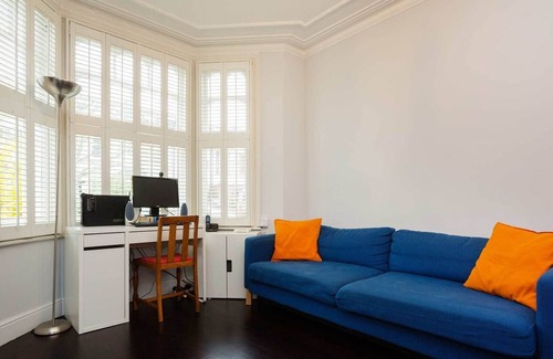 Wimbledon Park House | Terraced Home in Tranquil Wimbledon, by Veeve
