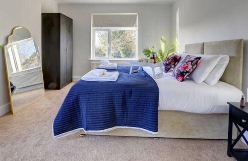 Bedford Villa | Terracotta House | Newly Refub House with Parking I eco-Short Term Let by SILVA