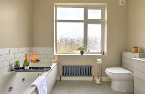 Bedford Villa | Terracotta House | Newly Refub House with Parking I eco-Short Term Let by SILVA