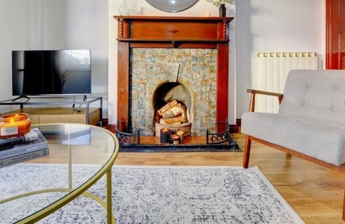 Bedford Villa | Terracotta House | Newly Refub House with Parking I eco-Short Term Let by SILVA