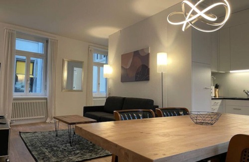 Old Town Apartment | Terrific 2BR flat close to Paradeplatz (Canal3)