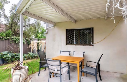 Gladstone Park Apartment | Terrific room with AC in Gladstone Park