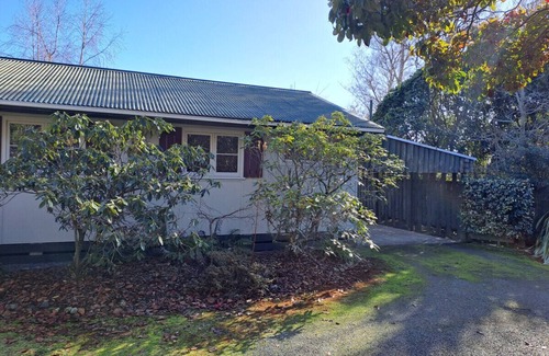 Wharewaka House | Teti Bach - Short stroll to Lakes edge