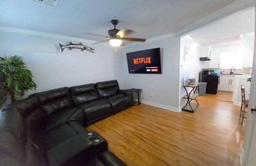 Texas City House | Texas City Salty home~ king bed- outdoor patio near Galveston, Kemah, fishing