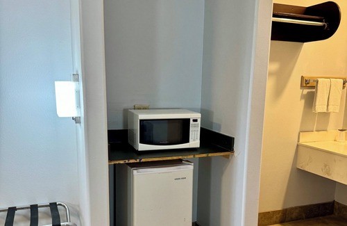 Edinburg Hotel | Texas Inn and Suites City Center at University Dr.