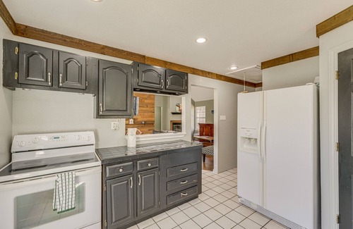 Smithville Cottage | Texas Retreat w/Deck, Near Fishing & State Park!