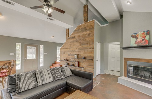 Smithville Cottage | Texas Retreat w/Deck, Near Fishing & State Park!
