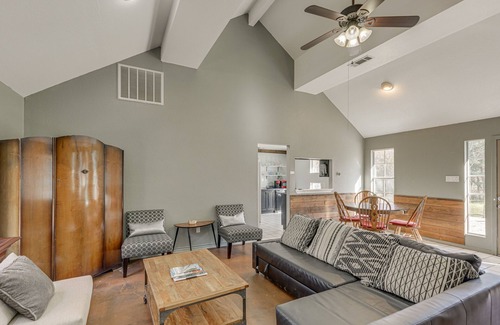 Smithville Cottage | Texas Retreat w/Deck, Near Fishing & State Park!