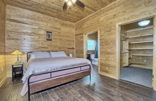 Milam Cabin | Texas Sized, Pet Friendly Barndomnium with Hot Tub Overlooking Toledo Bend Lake!