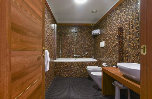 Lovadina Hotel | Thai Si