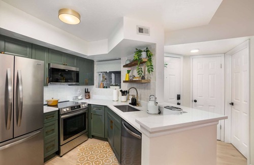 Ocean Side Village Condo | Thai2 · Modern Bauhaus Condo with Pool · Half Mile to Beach