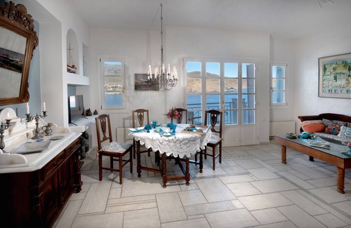 Paleopolis House | Thalassini House on Chora peninsula with a view