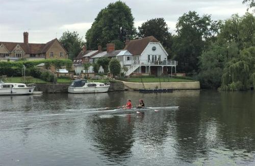 Wallingford House | Thames Edge Rooms