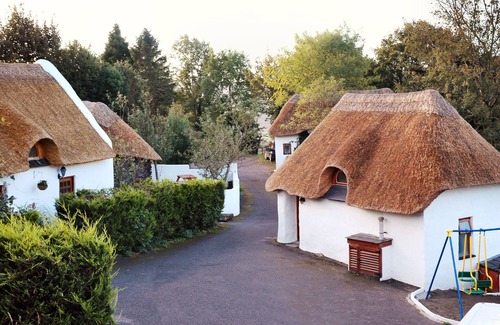 Shiplake House | Thatched 4 person cottage