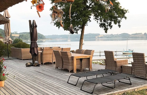 Bjert House | Thatched cottage with stylish furnishings right on the Baltic Sea