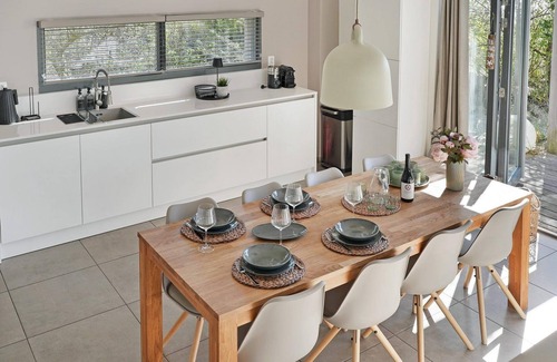 Ouddorp House | The 4 person Villa Super VIP features a luxurious and comfortably furnished interior, terrace with view over the water, also perfect for families with children.