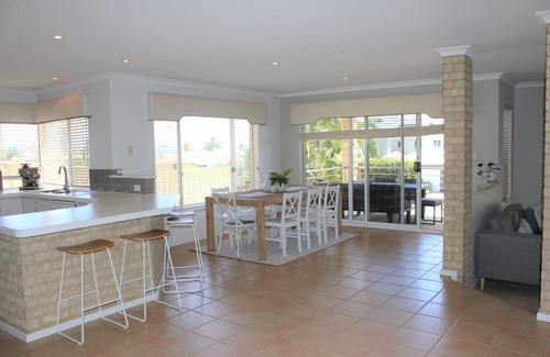 Meadow Springs House | THE 5x2 BEACH HOUSE ON HAMILTON WITH OCEAN VIEWS