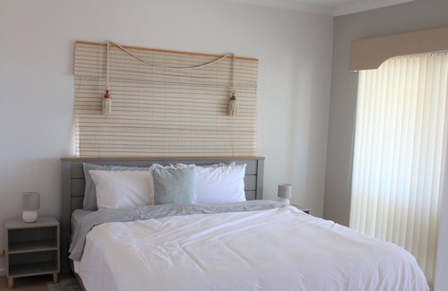 Meadow Springs House | THE 5x2 BEACH HOUSE ON HAMILTON WITH OCEAN VIEWS