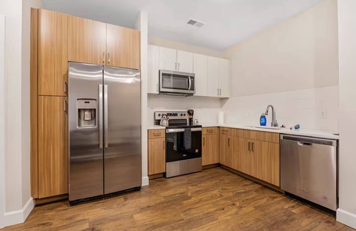 Eighth Avenue Apartment | The Acoustic Abode: 1-BedRoom W/Pool!