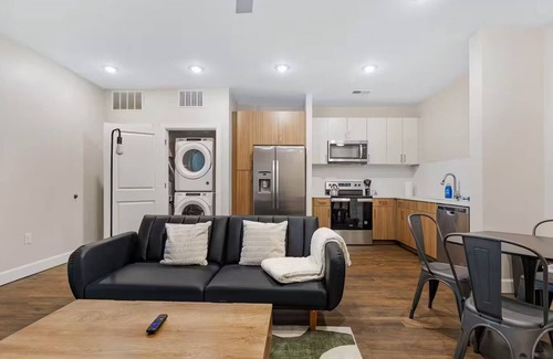 Eighth Avenue Apartment | The Acoustic Abode: 1-BedRoom W/Pool!