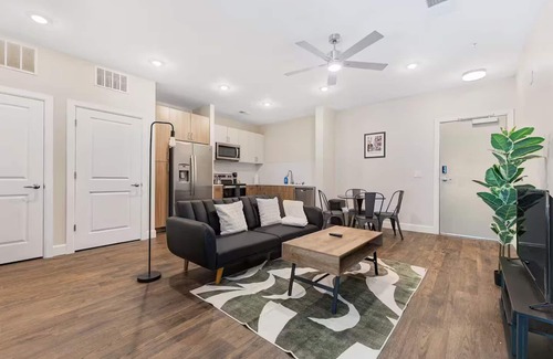 Eighth Avenue Apartment | The Acoustic Abode: 1-BedRoom W/Pool!