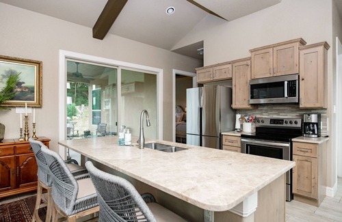 Spring Branch House | The All-Suite Century Oak House - Steps to Remi's Ridge & Hayes Hollow