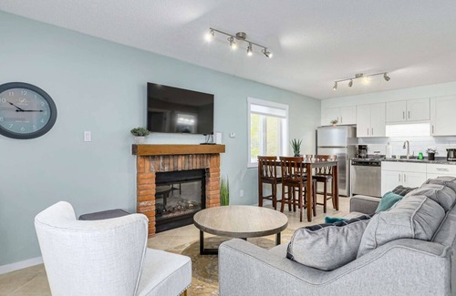 Collingwood Apartment | The Alpine - Central Collingwood Condo