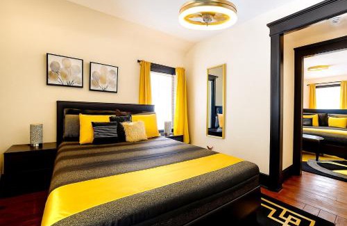 Cleveland House | The Amber Retreat - Brooklyn Centre Comfort - Charming Space for Families, Couples & Business Travelers Near Downtown - With 300MB WiFi, Parking & Self Check-In