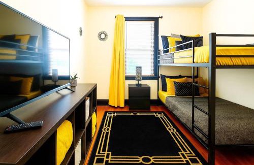 Cleveland House | The Amber Retreat - Brooklyn Centre Comfort - Charming Space for Families, Couples & Business Travelers Near Downtown - With 300MB WiFi, Parking & Self Check-In