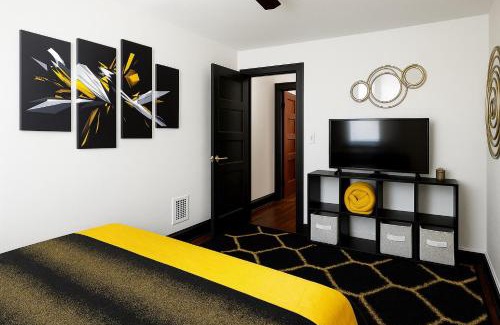 Cleveland House | The Amber Retreat Private Rooms with Shared Kitchen, Living Room And Bathroom Free Street Parking Near Downtown