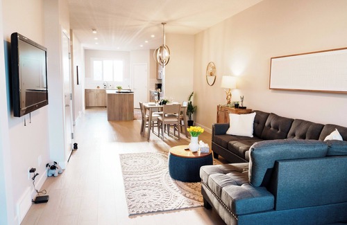 Calgary House | The Amber | Sleeps 6 | Close to Airport