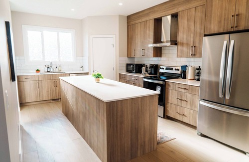 Calgary House | The Amber | Sleeps 6 | Close to Airport