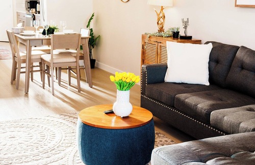 Calgary House | The Amber | Sleeps 6 | Close to Airport