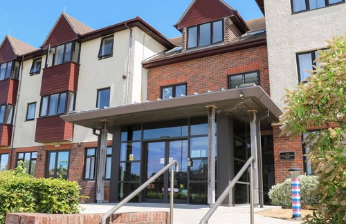 Littlehampton Cottage | THE ANCHOR’S NEST AT MARINE COURT, family friendly in Littlehampton