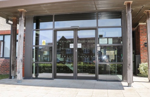 Littlehampton Cottage | THE ANCHOR’S NEST AT MARINE COURT, family friendly in Littlehampton