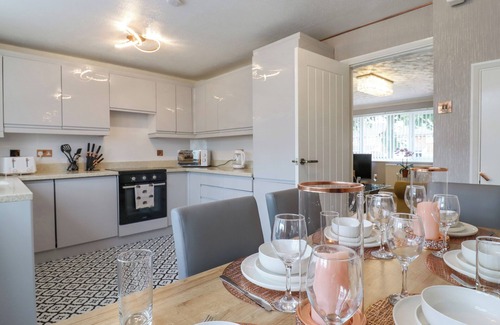 Bletchley Cottage | THE ANGEL'S REST, family friendly, with a garden in Bletchley