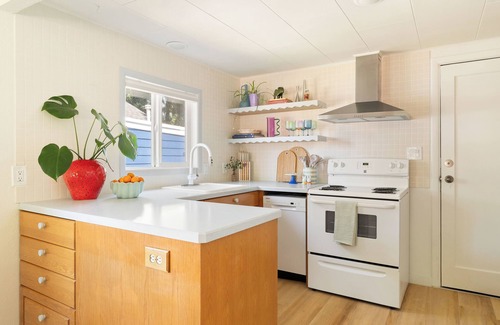 Beaverton House | The Angel’s Apron is a cozy, food-themed bungalow on peaceful Angel Avenue tucked away in Beaverton, OR. Minutes from downtown, eateries, and Portland attractions, it’s the perfect snug retreat after exploring the city, wine country, or Oregon coast.