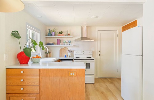 Beaverton House | The Angel’s Apron is a cozy, food-themed bungalow on peaceful Angel Avenue tucked away in Beaverton, OR. Minutes from downtown, eateries, and Portland attractions, it’s the perfect snug retreat after exploring the city, wine country, or Oregon coast.