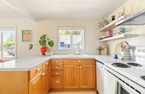 Beaverton House | The Angel’s Apron is a cozy, food-themed bungalow on peaceful Angel Avenue tucked away in Beaverton, OR. Minutes from downtown, eateries, and Portland attractions, it’s the perfect snug retreat after exploring the city, wine country, or Oregon coast.