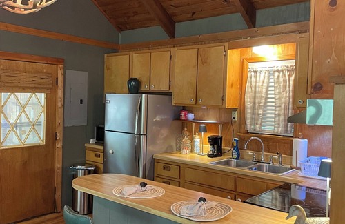 Pope Cabin | The Angler at Enid Lake is a quiet & cozy 3-bedroom cabin
